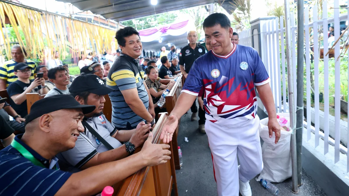 Gubernur Sulawesi Utara Yulius Selvanus menyapa peserta Hari Persatuan Pria Kaum Bapa GMIM 2026